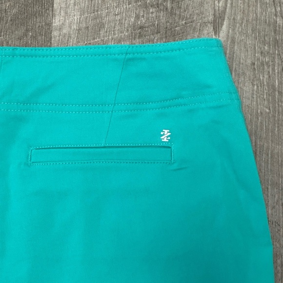 Women’s IZOD Golf 8 Medium Shorts Chino Khakis Mint Bermuda Stretch Sun Control - Picture 7 of 10